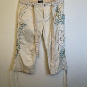VENUS Cream Capri Pants with Floral Embroidery